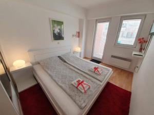 1 dormitorio con 1 cama con 2 toallas en Apartments Nela, en Ohrid
