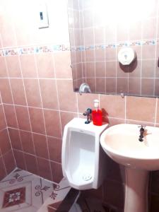 A bathroom at Hotel Ideal, Your House in Quetzaltenango