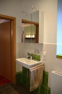 ein Badezimmer mit Waschbecken und Spiegel in der Unterkunft Ferienwohnung Marosa in Willingen