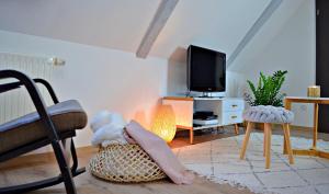 uma sala de estar com uma pessoa deitada no chão em La pause gourmande charme et confort au centre ville em Molsheim