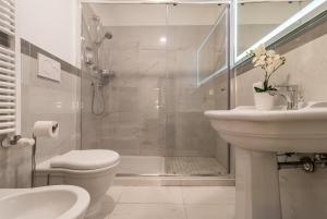 La salle de bains est pourvue d'une douche, de toilettes et d'un lavabo. dans l'établissement Palazzo DaPonte, à Venise