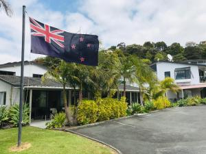 uma bandeira britânica a voar em frente a uma casa em Bounty Motel em Paihia