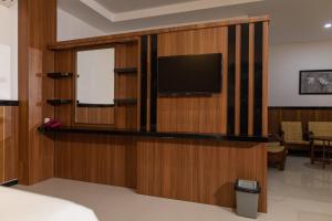 TV a/nebo společenská místnost v ubytování Baratha Hotel & Resto
