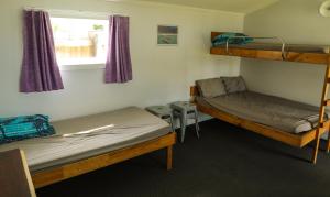 Postel nebo postele na pokoji v ubytování Marahau Beach Camp