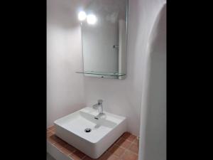 ミコノス・シティにあるMykonos efis maisonetteのバスルーム(白い洗面台、鏡付)