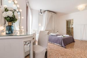 Postel nebo postele na pokoji v ubytování Palazzo DaPonte by LionHost