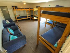 Palanda nebo palandy na pokoji v ubytování Marahau Beach Camp