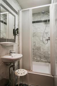 アムステルダムにあるホテル アトランタのバスルーム(シャワー、シンク、バスタブ付)