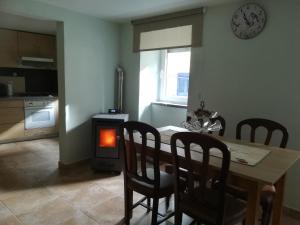 comedor con mesa, sillas y fogones en Casa do Sapateiro, en Sobral de São Miguel