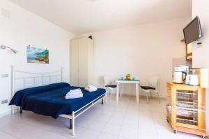 a hospital room with a bed and a table at Casa mare blu in Amalfi