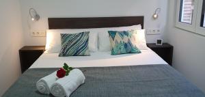 Un dormitorio con una cama con dos toallas encima. en ecoSmart Apartments, en Granada