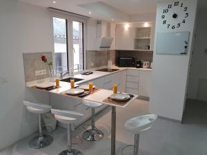 A kitchen or kitchenette at ecoSmart Apartments