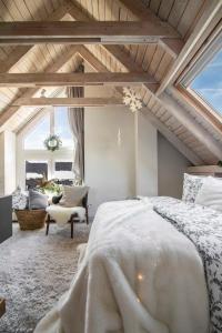 une chambre avec un grand lit et une grande fenêtre dans l'établissement Baqueira-Beret ERA CABANA, Salardu+Parking Val de Ruda, à Salardú