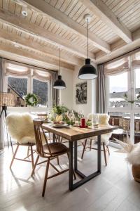 une salle à manger avec une table et des chaises dans l'établissement Baqueira-Beret ERA CABANA, Salardu+Parking Val de Ruda, à Salardú