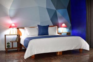 Un pat sau paturi într-o cameră la Tlaquepaque Pueblito