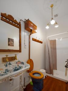 uma casa de banho com um lavatório, um WC e um espelho. em Otira Stagecoach Hotel em Otira