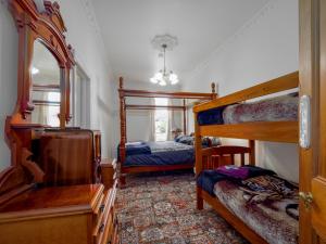 Postel nebo postele na pokoji v ubytování Otira Stagecoach Hotel
