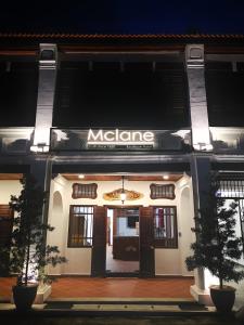 een masala restaurant met een bord aan de voorzijde van een gebouw bij Mclane Boutique Hotel in George Town