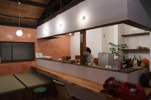 Kuchyň nebo kuchyňský kout v ubytování ゲストハウス さんかくワサビ Guest house Sankaku Wasabi + 15 fotografií