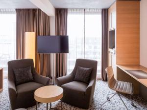 Telewizja i/lub zestaw kina domowego w obiekcie Pullman Basel Europe