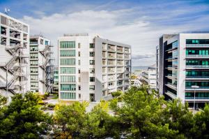 リスボンにあるCentral Orient Residence - Modern, spacious and sunny! By the river!の都市にある高層ビルの集まり