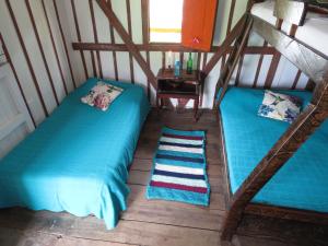 2 camas individuales en una habitación con mesa en Reserva La Rivera, en Salento