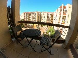 balcón con mesa y sillas en Departamento Puertas del Mar en La Serena