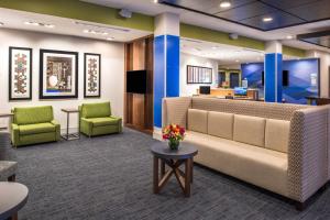 Fuajee või vastuvõtt majutusasutuses Holiday Inn Express & Suites - Tampa North - Wesley Chapel, an IHG Hotel