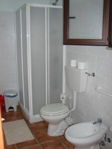 カーラゴノネにあるAgriturismo Su Tiresiのバスルーム(トイレ、シャワー付)