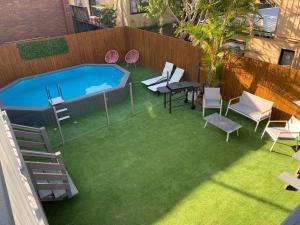 een uitzicht op een achtertuin met een zwembad bij Mumma's Hostel Surfers Paradise in Gold Coast