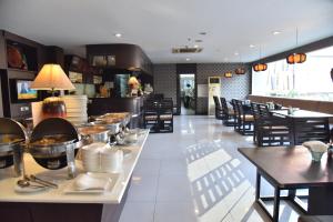 A restaurant or other place to eat at Boss Suites Nana Hotel