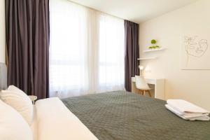 Tempat tidur dalam kamar di 13131 floor Nivki-park
