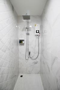 Ett badrum på Orasa hotel