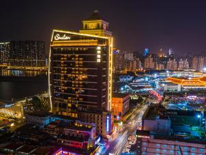 珠海珠海万悦酒店-拱北口岸的一座高楼在晚上点燃的城市