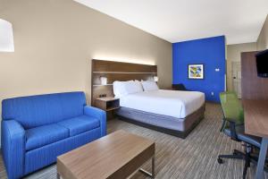 A bed or beds in a room at Holiday Inn Express Hotel & Suites Alcoa Knoxville Airport, an IHG Hotel