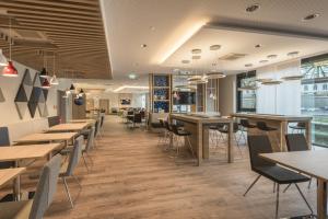 Un restaurante u otro lugar para comer en Holiday Inn Express - Wuppertal - Hauptbahnhof by IHG