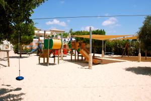 um parque com um parque infantil com escorregas e um baloiço em 2 bedroom Apartment Anatoli with communal pool, Aphrodite Hills Resort em Kouklia