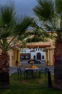 a patio area with chairs, tables and umbrellas at DURAZNO INN in Nuevo Casas Grandes