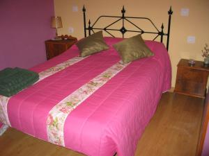A bed or beds in a room at Casa Rural Duquesa De La Conquista de Ávila