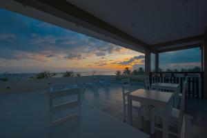 balcone con tavolo, sedie e tramonto di de MODA Boutique Hotel Galle a Galle