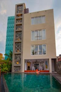 un edificio con piscina di fronte a un edificio di de MODA Boutique Hotel Galle a Galle