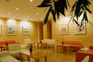 A seating area at Crowne Plaza Venice East by IHG