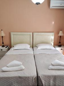 - 2 lits installés l'un à côté de l'autre dans une chambre dans l'établissement Cosy apartment in Chalandri, à Athènes