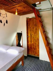 Postel nebo postele na pokoji v ubytování La Luna Cabins