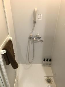 een douchecabine in een badkamer met een wastafel bij Syukur Ofuna in Kamakura +44 foto's