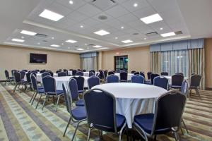 una sala conferenze con tavoli, sedie e TV di Holiday Inn Express Hotel & Suites Ottawa West-Nepean, an IHG Hotel a Ottawa