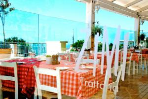 Restaurace v ubytování 2 bedroom Apartment Thalassa with sea and sunset views, Aphrodite Hills Resort