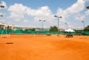 Tenis a/nebo squash v ubytování 2 bedroom Apartment Thalassa with sea and sunset views, Aphrodite Hills Resort nebo okolí