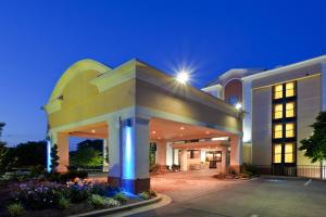 um grande edifício com uma fachada iluminada à noite em Holiday Inn Express Washington DC East- Andrews AFB, an IHG Hotel em Camp Springs