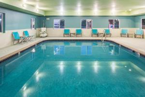 สระว่ายน้ำที่อยู่ใกล้ ๆ หรือใน Holiday Inn Express Warrenton, an IHG Hotel